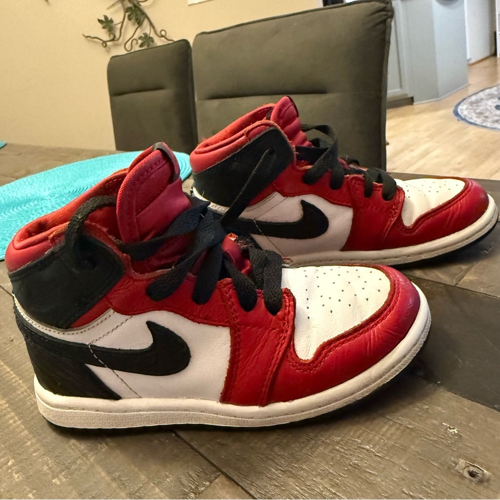 🏆 Boys Jordan 1
Retro High Sneakers - Size 10C